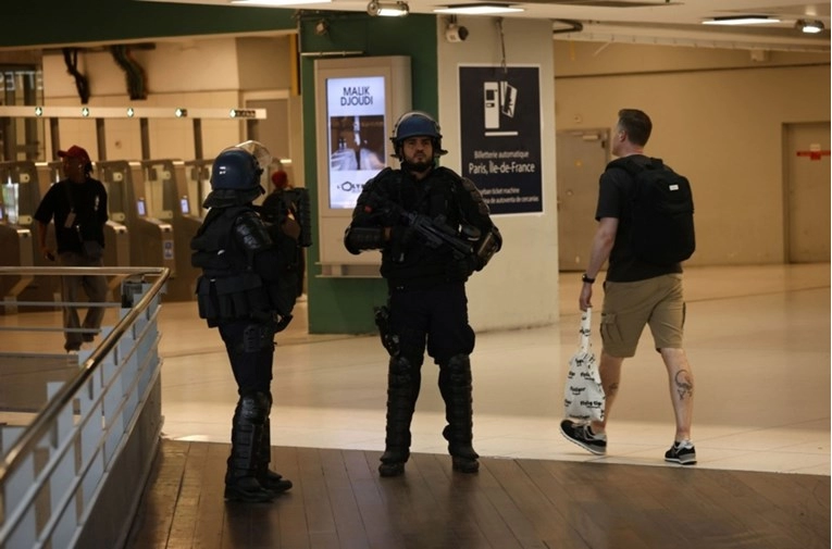 U Parizu spriječen bombaški napad
